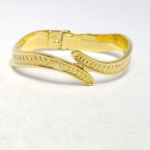 Vintage Monet Bypass Design Gold Tone Hinged Bangle Bracelet, Retro Estate - Picture 1 of 7